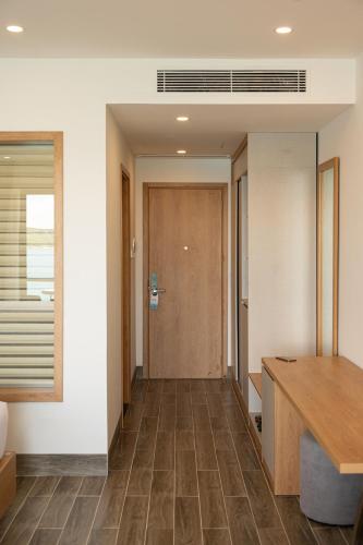 Deluxe Twin Room with Sea View image 8