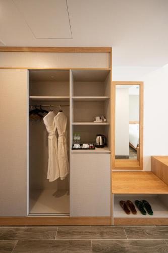 Deluxe Twin Room with Sea View image 1