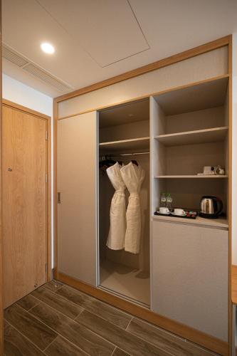 Deluxe Twin Room with Sea View image 2