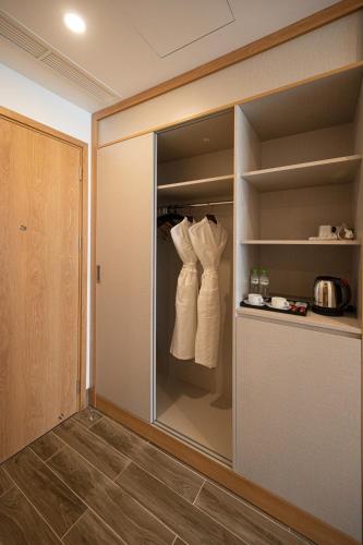 Deluxe Twin Room with Sea View image 3