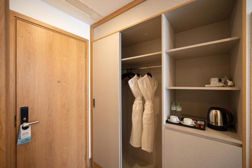 Deluxe Twin Room with Sea View image 4