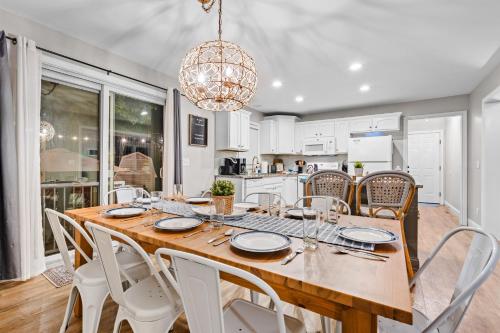 Cedar Point, Kalahari, Sports Force, Hot tub, Fire pit, EV, Pets, Beach, Fireplace, Park in Huron