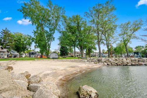 Cedar Point, Kalahari, Sports Force, Hot tub, Fire pit, EV, Pets, Beach, Fireplace, Park in Huron