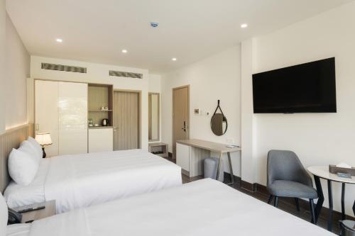 Twin Room with Garden View image 3