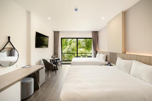Twin Room with Garden View image 8