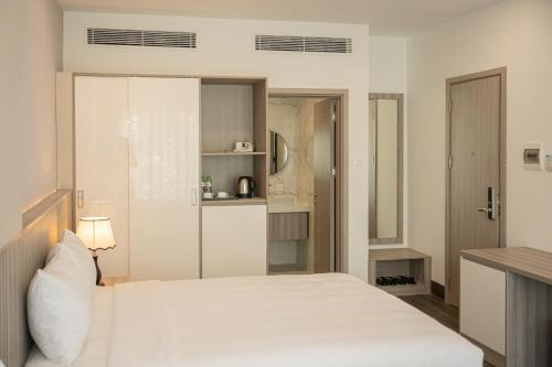 Twin Room with Garden View image 6