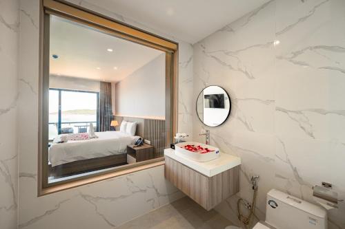 Deluxe Double Room with Sea View image 3