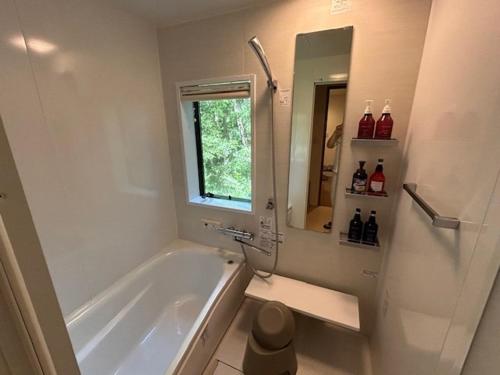 サンカーサ リバーサイド - 自然の中で暖をとる冬の隠れ家