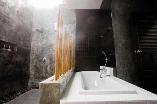 Ванная комната, Alphabeto Resort in Nai Harn Beach