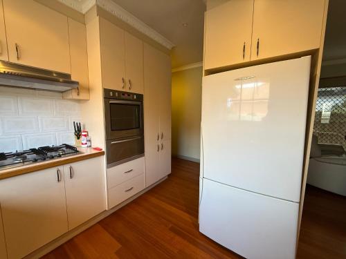 مطبخ, Private Rooms in Bentleigh 1 min to Train Station, Cafes and close to Monash Uni in ساوث ايست