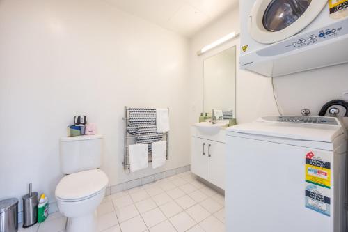 Modern Viaduct Apartment w pool gym Skytower views - image 4