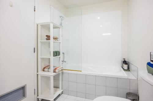 Modern Viaduct Apartment w pool gym Skytower views, Auckland (fotografie 11)
