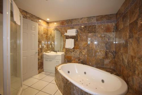 Deluxe One-Bedroom Suite