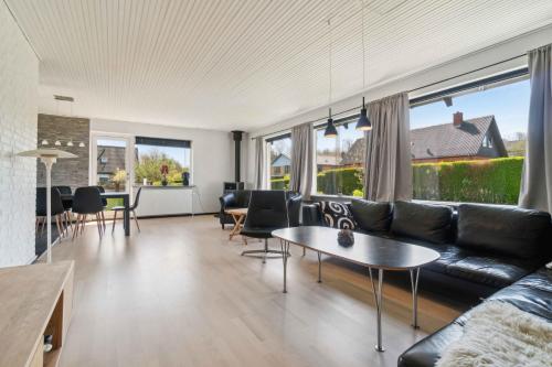 บริการและสิ่งอำนวยความสะดวก, Modern Holiday Home With Sea View In Tejn in ไทย์น