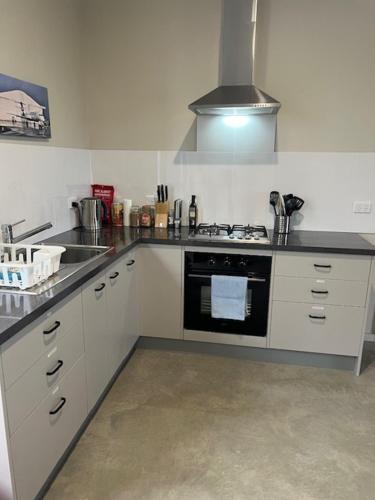 Konyha, Runway 27 Getaway - Private Room and Ensuite With Shared Kitchen and Dining in Temora