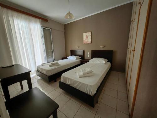 1 double bed, 2 twin beds