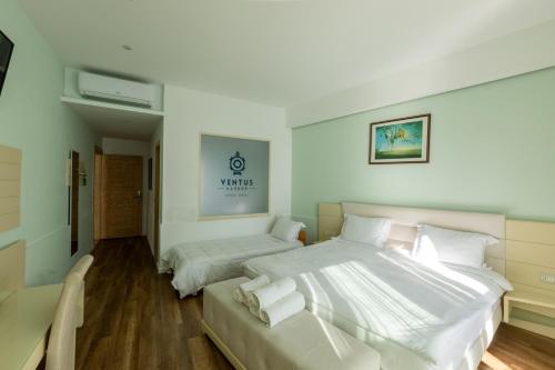 Chambre triple, vue sur la mer
