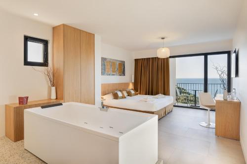 Signature Suite with Balcony and Spa Bath - Sea View