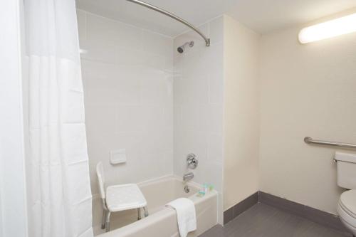 Days Inn & Suites by Wyndham Orlando Airport in Orlando, USA