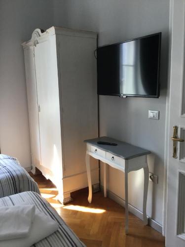 Twin Room with Private Bathroom image 5