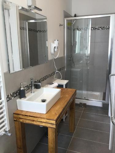 Twin Room with Private Bathroom image 2