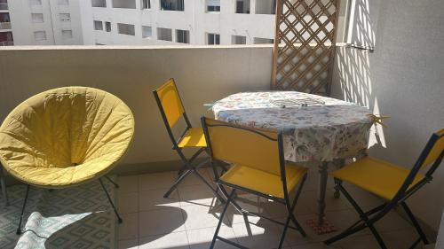 Food and beverages, chez Catherine tres beau logement tout equipe et proche des transports in District 03