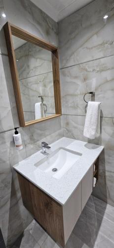 Standard Queen Room image 10