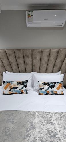 Standard Queen Room image 9