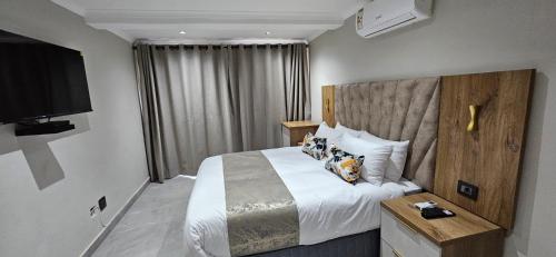 Standard Queen Room image 6