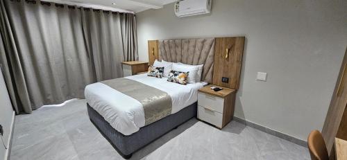 Standard Queen Room image 5