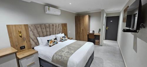 Standard Queen Room image 4