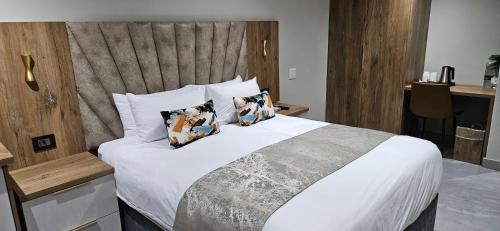 Standard Queen Room image 2