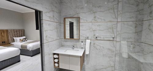 Deluxe Triple Room image 3