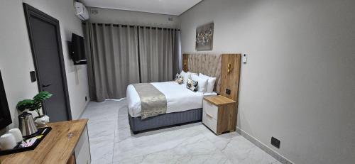 Deluxe Queen Room image 10