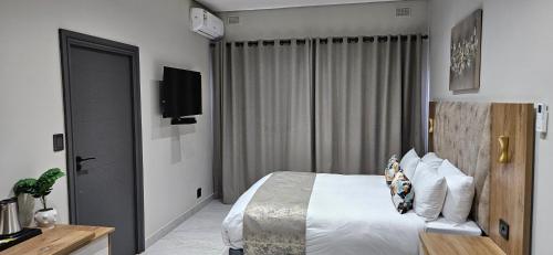 Deluxe Queen Room image 8
