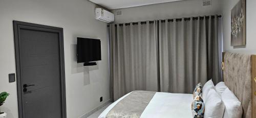 Deluxe Queen Room image 7