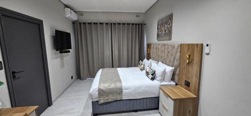 Deluxe Queen Room image 5