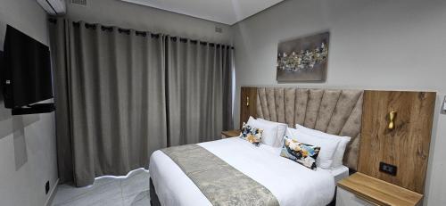 Deluxe Queen Room image 4