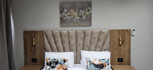 Deluxe Queen Room image 3