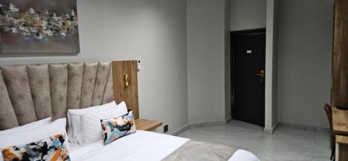 Deluxe Queen Room image 2