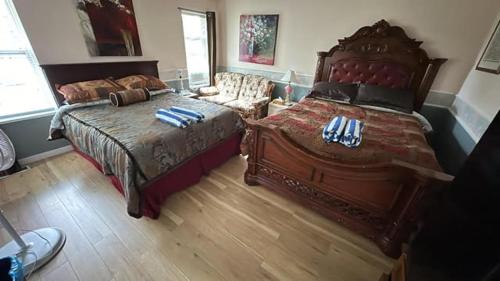 The Charming Hideaway-2 Beds-3 people In Hide-out Private Hidden Bedroom in Abbotsford, Canada