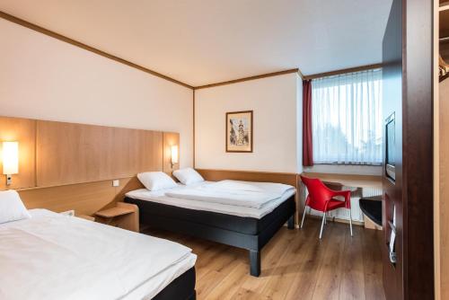 1 queen bed, 1 twin bed