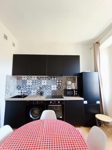 Magnifique Grand 30m2 refait à neuf en 2025 lumineux 4 couchages hyper centre Corte 13 cours paoli wifi tv lave linge 4