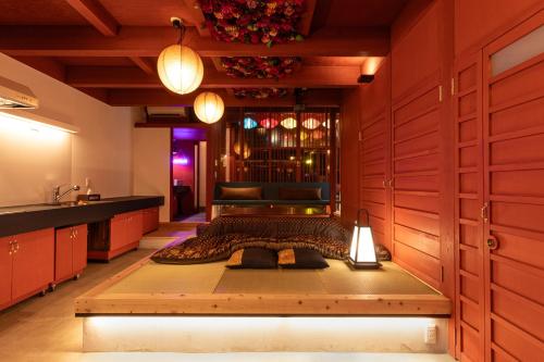 湯と灯りに包まれる別世界 江の島神社まで30秒 一組限定の貸切宿