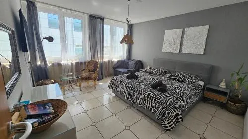 Central Charm - Bedroom & Kitchen Apartment near the Main Station Hauptbahnhof in Wuppertal, Deutschland