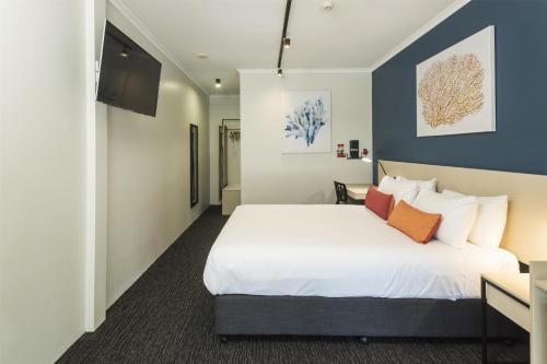 Nightcap at Edge Hill Tavern in Greater Cairns