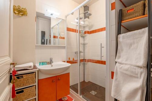 Apartment in the heart of Paris - image 9