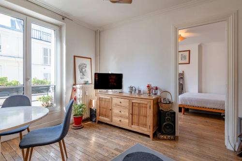 Apartment in the heart of Paris - image 12
