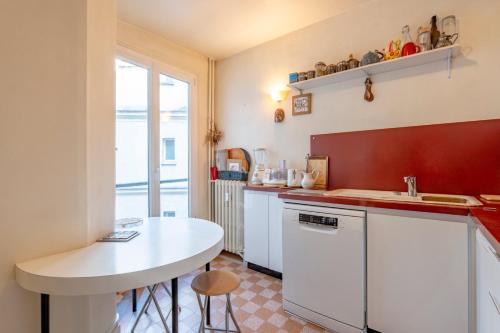 Apartment in the heart of Paris - image 11