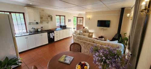 Közös társalgó / TV, Sunkiss Cottage on Mount Joy Farm in Kylemore